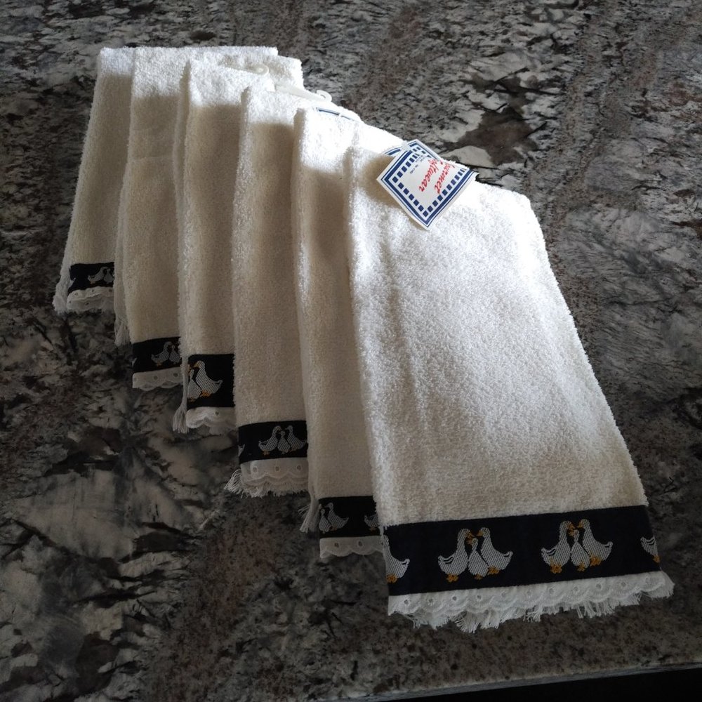 NEW SET OF 7 WHITE TERRY KITCHEN TOWELS WITH NAVY GEESE RIBBON & EYELET BORDER